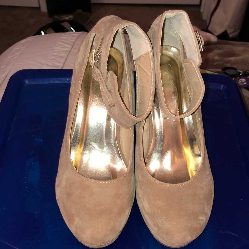 Nude wedges